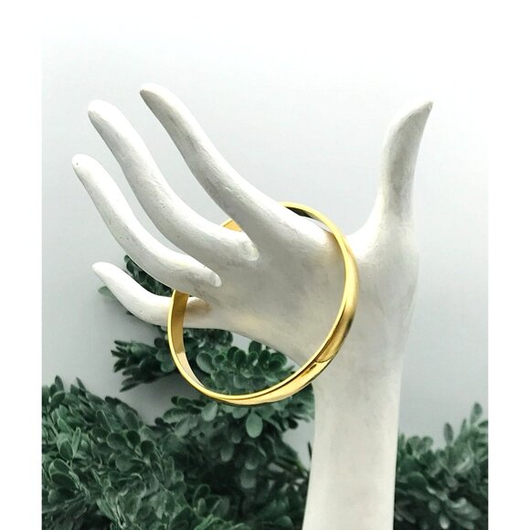 Vintage inspired Gold-Tone Polished Slim Bangle Bracelet - Picture 2 of 5